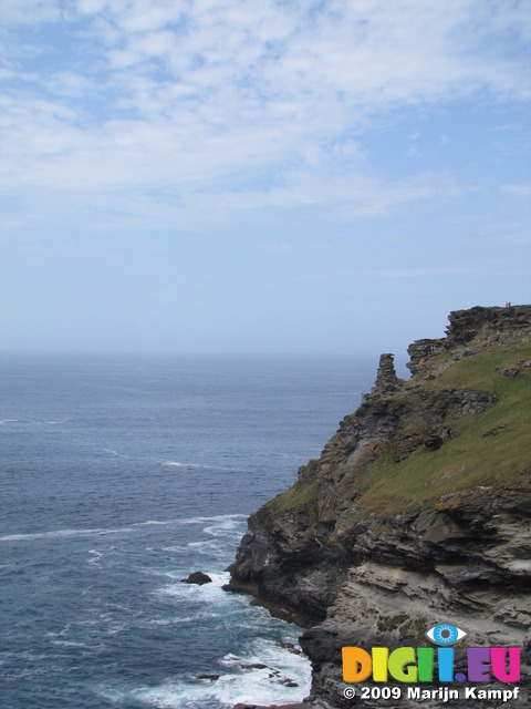 SX07286 Ruins on edge of Tintagel Island